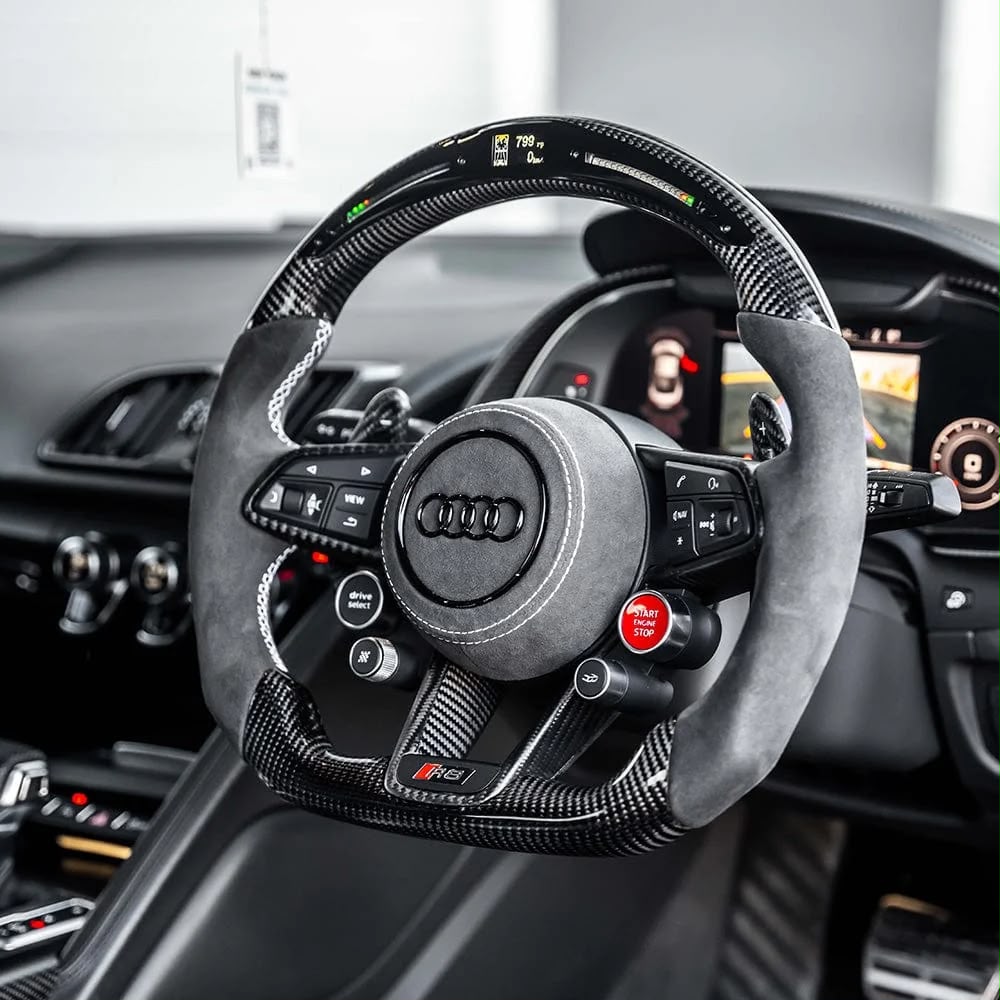 Carbon stuur met alcantara en LED-display in een sportwagen