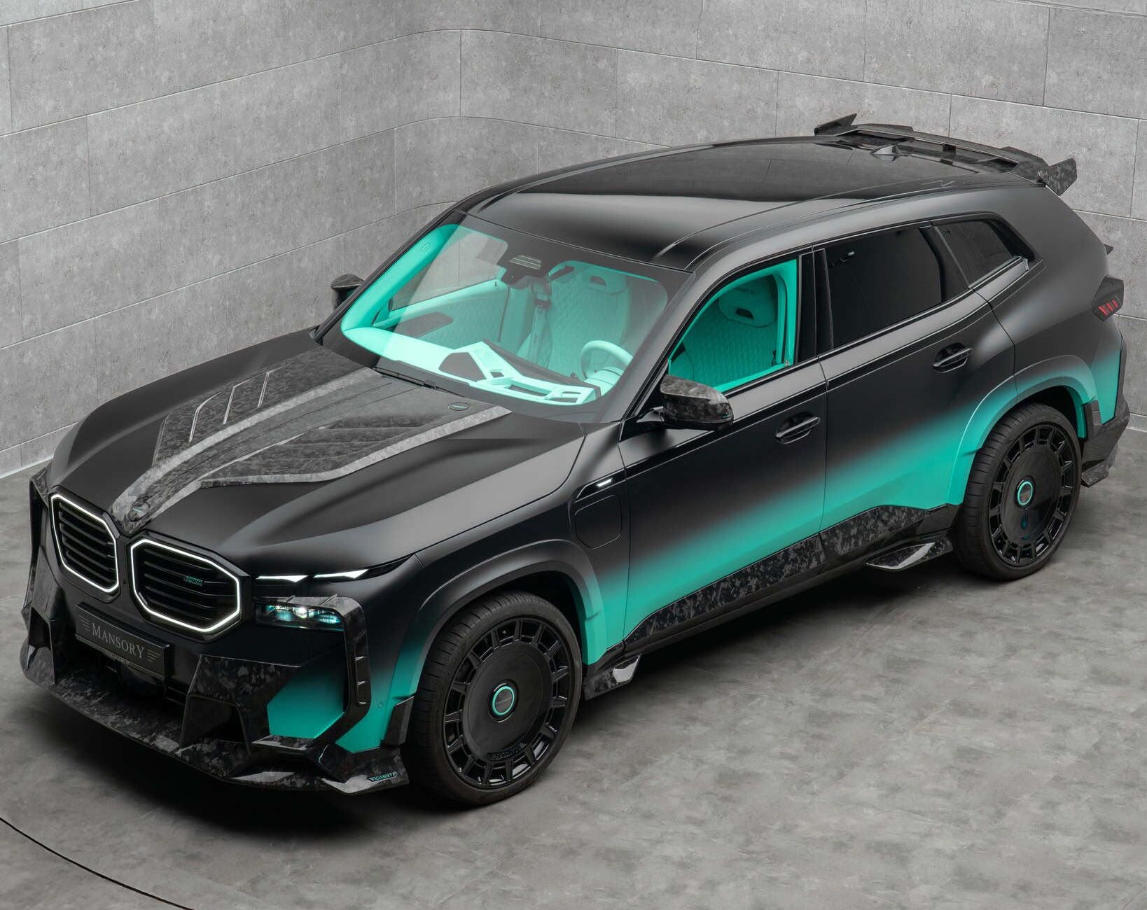 SUV met een matzwarte wrap en turquoise accenten