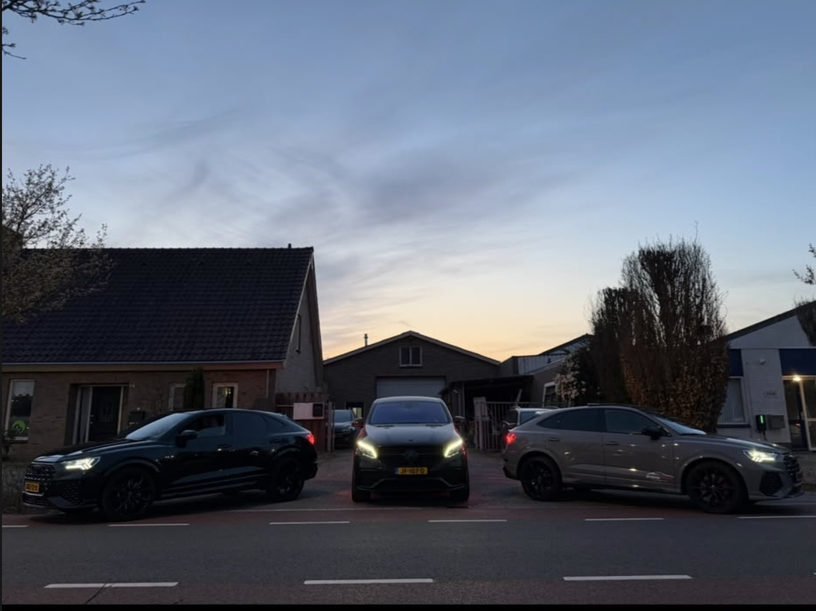 Drie auto's van PrimeDrive voor de werkplaats in Uden bij zonsondergang